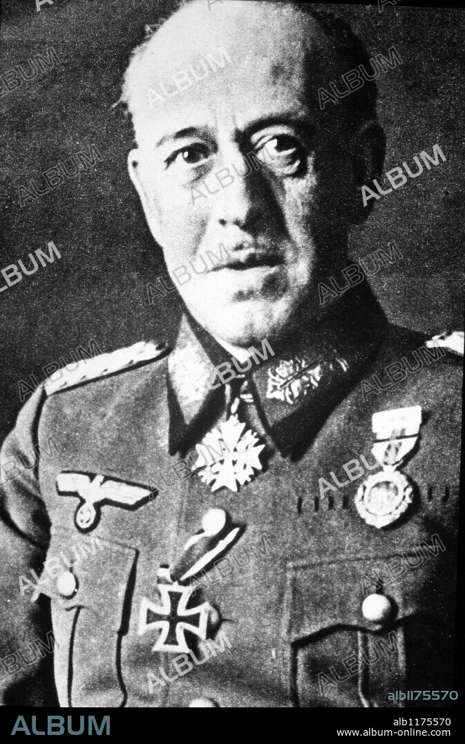 El comandante de la División Azul, General Esteban Infantes, sucesor del teniente general Muñoz Grandes, condecorado con la Cruz de Hierro Alemana. Año 1942.