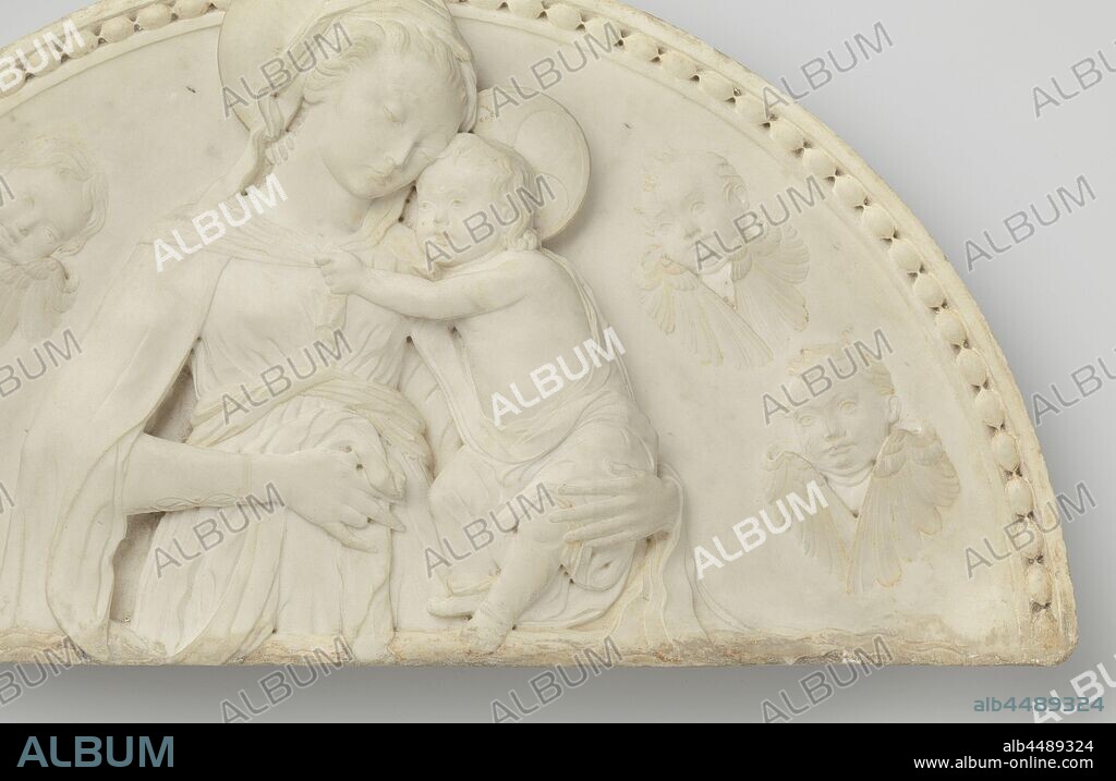 Lunette, in which Mary with child between cherubs, Francesco di Simone Ferruci da Fiesole (school of), 1437 - 1493, marble (rock), h 32 cm × w 63 cm × d 9 cm × w 24 kg.