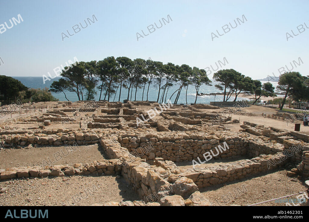 ARTE GRIEGO. ESPAÑA. EMPURIES (EMPORIUM). Colonia griega fundada por los griegos de Focia. Se fundó en dos fades, la más tardana fue la Neopolis griega o "Ciudad Nueva", junto a la costa y muy cercana a un poblado íbero llamado Indike. Provincia de Girona. Comarca del Alt Empordà. Cataluña.