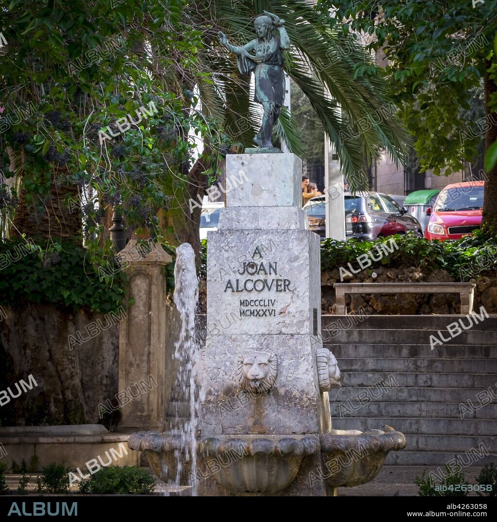 La Serra y Fuente homenaje a Joan Alcover, Esteve Monegal, 1928, Bronce y mármol, Plaza de la Reina, Palma, Mallorca, balearic islands, Spain.