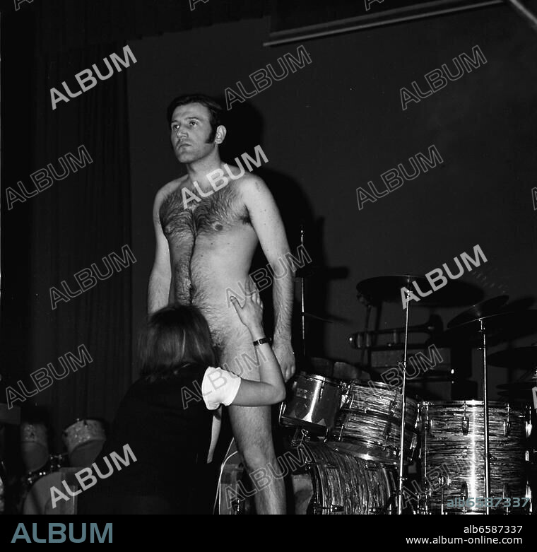 Weibel, Peter österr. Künstler, Kurator, Kunst-und Medientheoretiker; geb. 5.3.1944 in Odessa (Ukraine).-Happening "Underground Explosion" am 18.4.1969 im Volkshaus, Zürich: Peter Weibel und Valie Export (eigentl. Waldtraud Höllinger (Waldtraud Lehner); österr. Medienkünstlerin; geb. 17.5.1940 in Linz) stellen im Rahmen einer ...