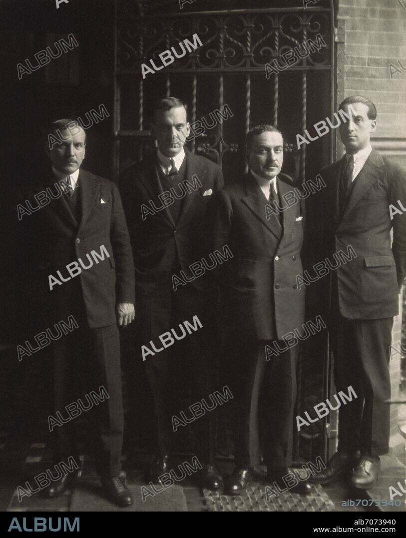 AUTOR LIBRE 01307. JULIO ROMERO DE TORRES CON SUS HERMANOS ENRIQUE Y FERNANDO Y SU HIJO - 1928.