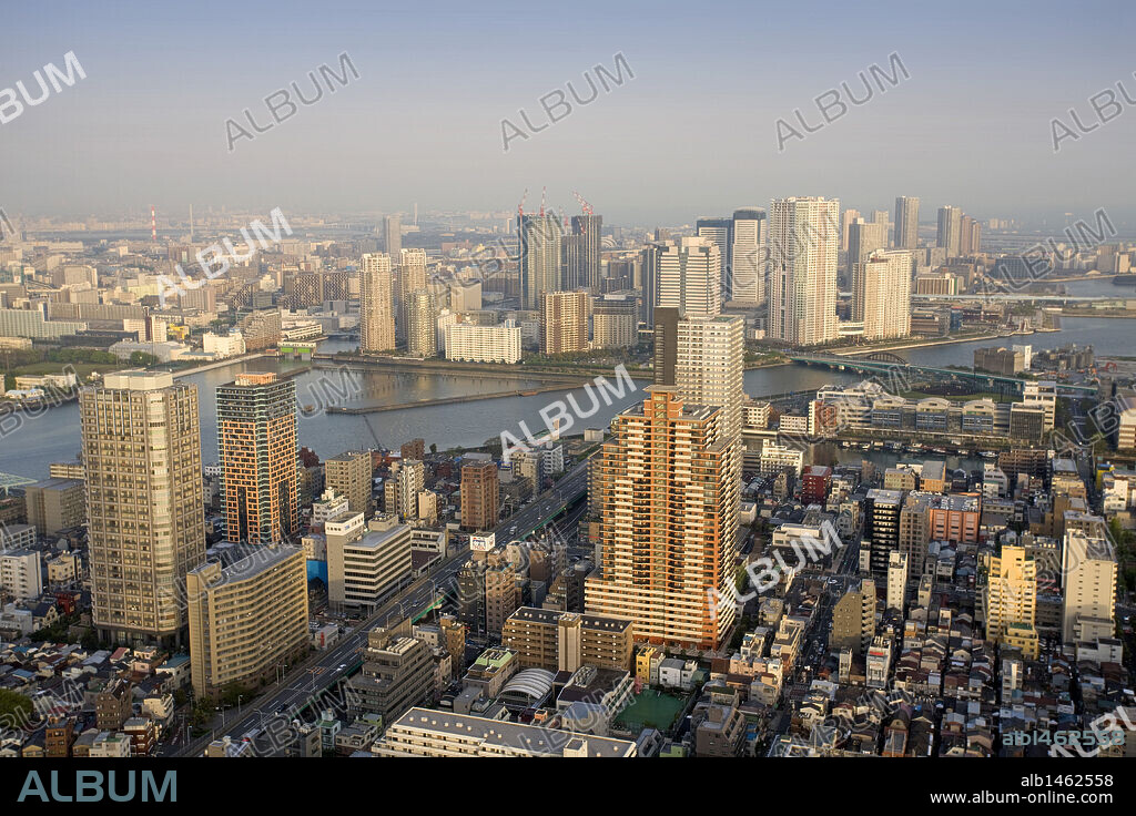 JAPON. TOKYO. Panorámica al atardecer del DISTRITO DE CHUO KU con el RIO SUMIDA. Isla de Hondo (Honshu) .