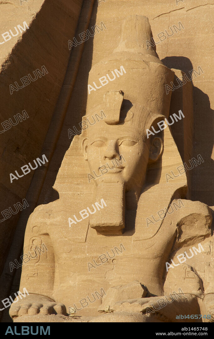 ARTE EGIPCIO. TEMPLO MAYOR DE RAMSES II (1290-1224 a. C.). Templo funerario. Detalle de uno de los cuatro colosos que representan al faraón sentado, con el nemes en la cabeza y coronado por la doble corona. ABU SIMBEL. Norte de Africa. Egipto.
