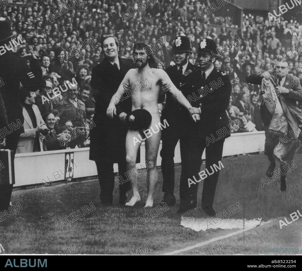 STOCKHOLM 20060705 File April 1974. Michael O'Brien streakar under en rugbymatch i Twickenham, England, April 1974. Michael O«Brien, nu respektabel börsmäklare i melborune, tog sig in i Streakers hall of fame fgenom att vara den första köända streakern under ett sportevenemang. Photo Daily Mirror / SCANPIX Code 313. ***BETALBILD***.