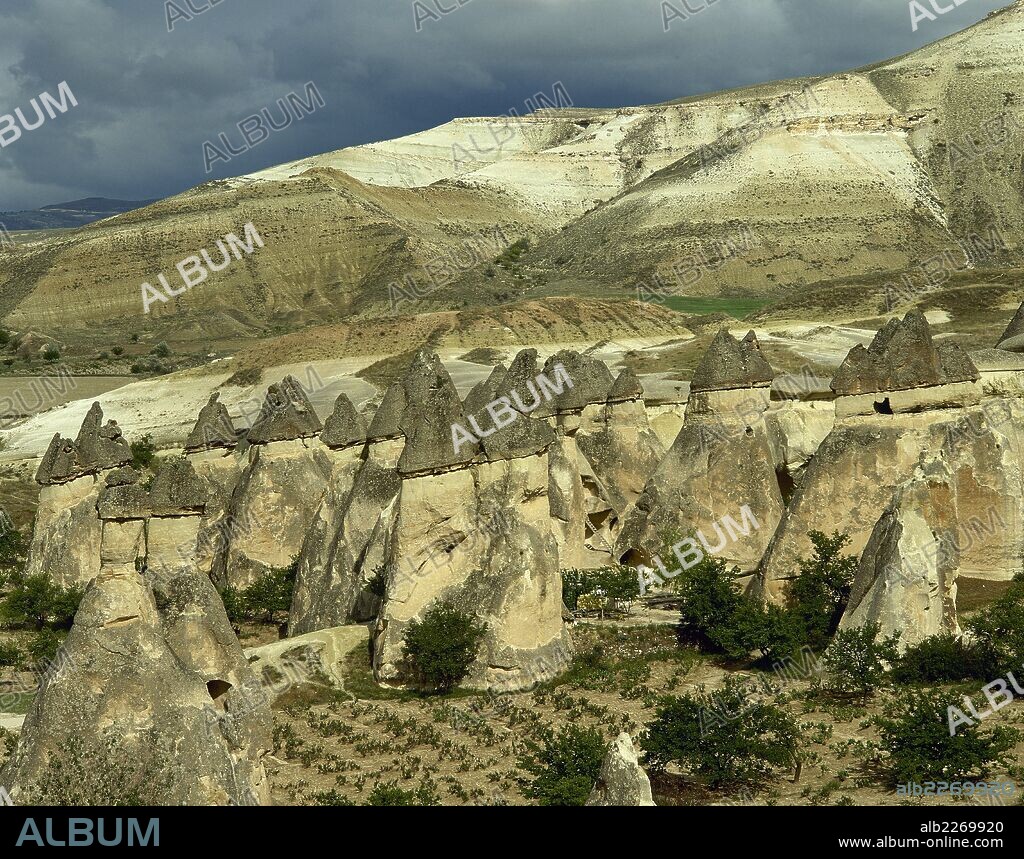TURQUIA. VALLE DE PASABAGLARI. Vista de las famosas"CHIMENEAS DE LAS HADAS", conos naturales formados por la erosión del agua y del viento. Región de La CAPADOCIA. Península Anatólica.