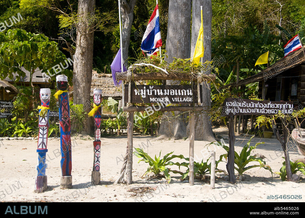 The ‘Sea Gypsies’ or Moken of the Andaman Sea, known in Thai as chao thalae or ‘people of the sea’, are divided into three groups. They number between 4,000 and 5,000, they live only on the coast, either in huts by the shore, or on craft that ply the coastal waters from the Mergui Archipelago in Burma to the Tarutao Islands in Southern Thailand.