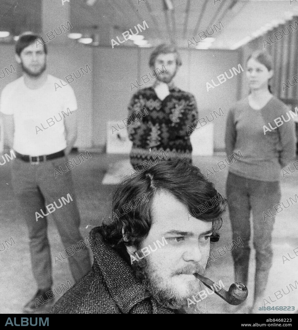 Göteborg 1969-02-19 - Valands konstskola - Robert Jonsvik (nederst) fr v Peder Josefsson, Arman Sigurdjohnsson, Michaela Pettersson och Bengt-Göran Broström *** Local Caption *** GT - Arne Alfredsson. KAMERAREPORTAGE.