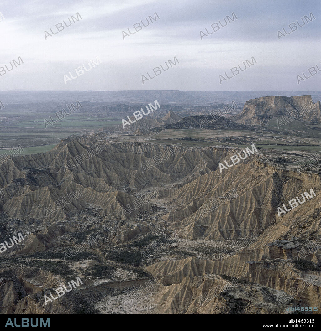 NAVARRA. LAS BARDENAS. Comarca de España, constituida por un sector de la Depresión del Ebro comprendido entre los ríos Ebro al Sur, Aragón, al Oeste y al Norte, y Arba, al Este, en las provincias de Navarra y Zaragoza.
