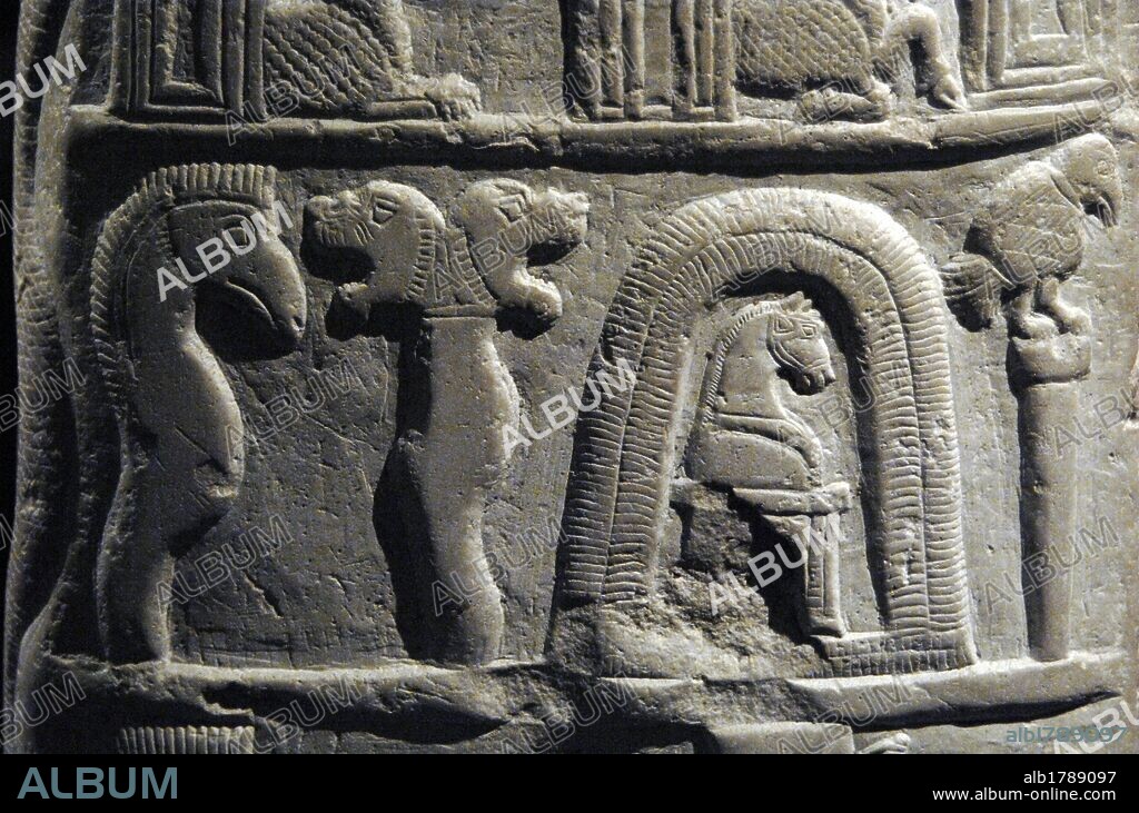 ARTE MESOPOTAMICO. BABILONIA. SEGUNDA DINASTIA DE ISIN. KUDURRU (estela) de caliza del REY NABUCODONOSOR I (1124-1105 a. C.) donde se relata su CAMPAÑA CONTRA EL ELAM Y DETALLA LAS RECOMPENSAS ATRIBUIDAS A SHITTI-MARDUK, UNO DE SUS COMANDANTES. Fechada en el último cuarto del s. XII. Hallada en Sippar (Abu Habba) en 1882. Detalle de ZABABA, NERGAL, UN DIOS GUERRERO Y SHUQAMUNA Y SHUMALIA. Exposición Babilonia. Museo del Louvre. París. Francia.