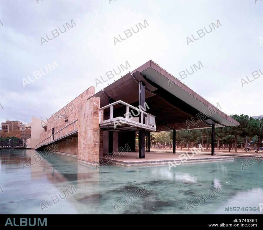 Barcelona, Parc de Joan Miro / biblioteca popular Joan Miro Aufnahmeformat: 6 × 7 cm.