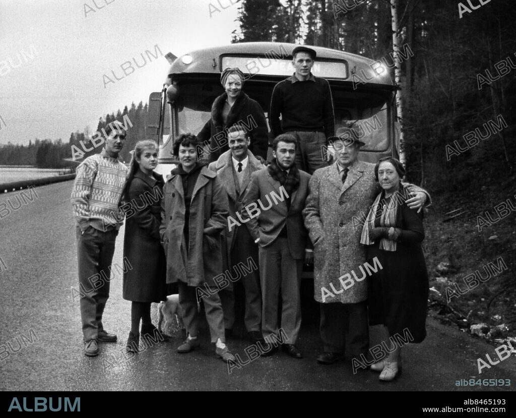 ARKIV 195912.. Några skådespelare är på turné i Sverige med Marc-Gilbert Sauvajons komedi "Primadonna". Bakre raden från vänster Agneta Prytz, okänd. Främre raden från vänster okänd, Anita Wall, okänd, Georg Fant, okänd, Arthur Fischer, Gerda Landgren.. Foto: Jarl Ekenryd / SVT Bild / Kod: 5600. RiR sv/v 15250 . Äldre radio- och TV-historia. L 174:4. T 99.