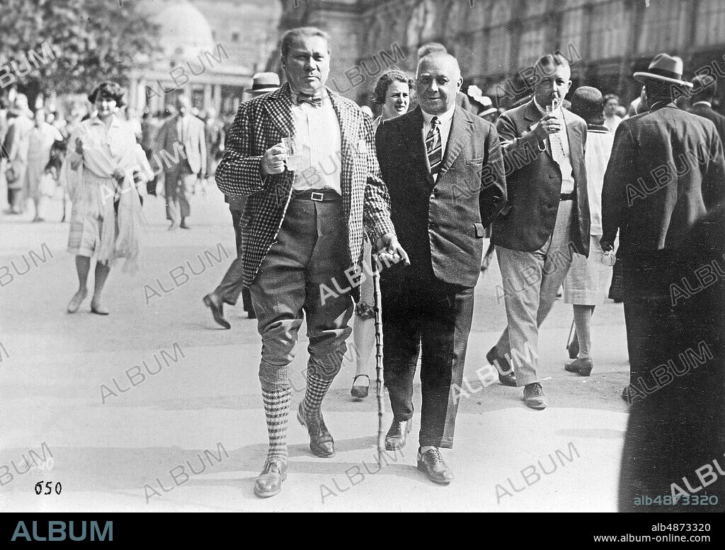 CZECHOSLOVAKIA MARIENBAD around 1930. Orig. caption ... HOLIDAY. The famous actor Paul Wegener on the spa promenade in Marienbad. Photo: SVIB Svenska Illustrationsbyrån / SVT / Code: 5600 Note. Paul Wegener, 1874-1948, German actor, writer and film director. Folder: Wegener, Paul Kurorter persons: PAUL WEGENER sites: GERMANY *; SUDETENLAND; MARIENBAD; CZECH REPUBLIC PhotoDate: 193? - ?? - ??.