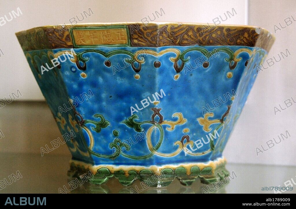 ARTE CHINO. DINASTIA MING (1368-1644). PERIODO DEL EMPERADOR ZHENGDE (1506-1521). JARRON de porcelana decorado a base de motivos geométricos abstractos y cubierto con esmaltes polícromos brillantes. Museo Británico. Londres. Inglaterra. Reino Unido.