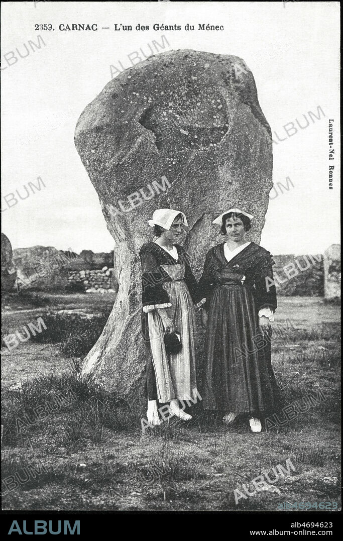 Carnac. L'un des geants du Menec. Photographie de Laurent NEL pour une carte postale vers 1910. Credit : Coll. Jonas/KHARBINE-TAPABOR.