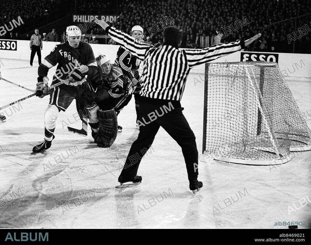 Göteborg 1965-11-04. Ishockey Västra Frölunda - Brynäs på Nya Ullevi - Leif 'Blixten' Henriksson till vänster. *** Local Caption *** Foto: GT. KAMERAREPORTAGE.