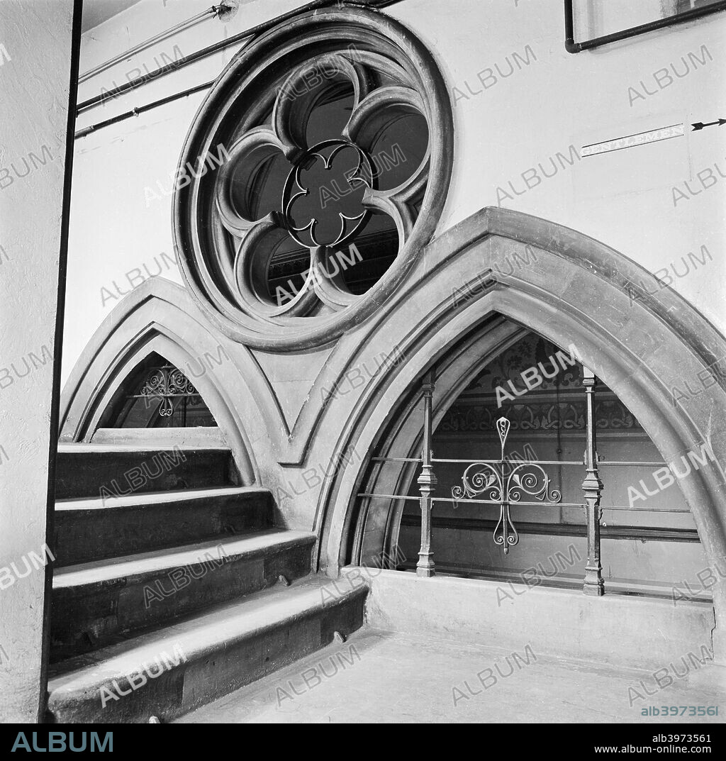 Cinquefoil window and two arches, St Pancras Station, London, 1960-1972. Interior view showing a circular cinquefoil (five-leaved) window and two arch window openings beside a flight of four steps.