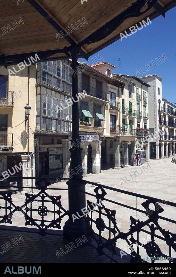 Aranda de Duero; Plaza mayor porticada desde kiosko musical (capital de la comarca Ribera del Duero).