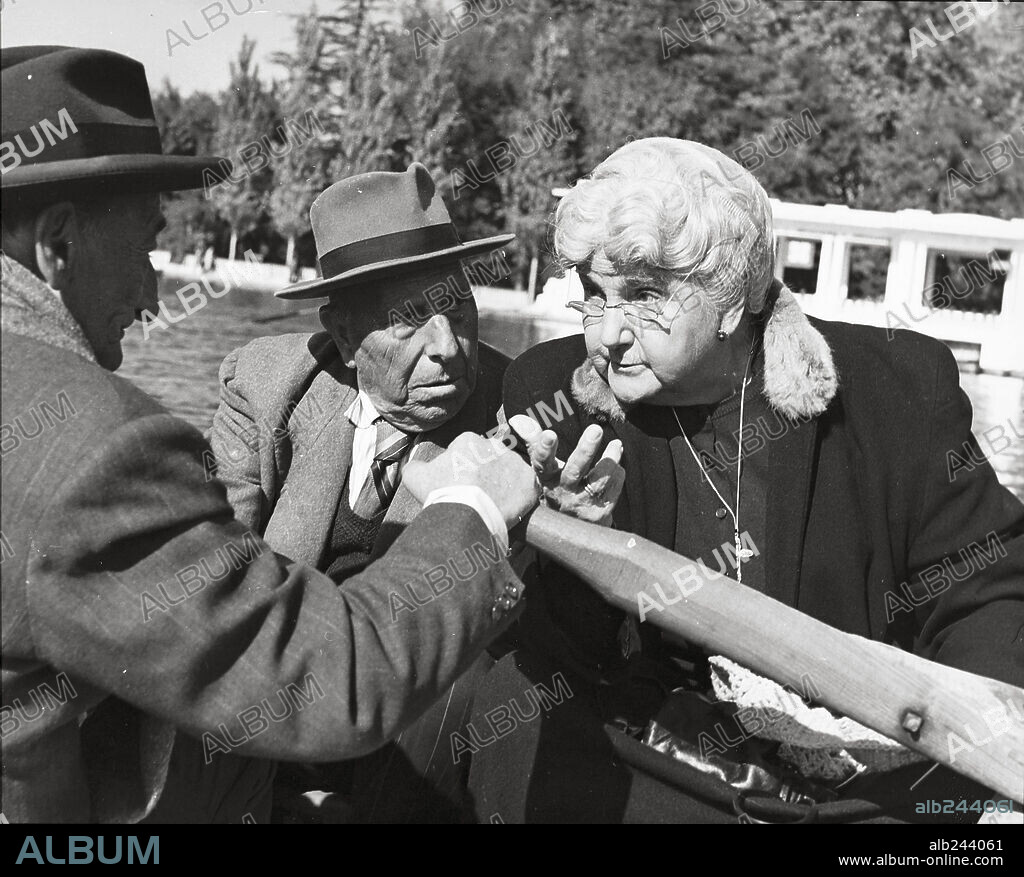 JOSE ISBERT y SARA GARCIA en LOS DINAMITEROS, 1964, dirigida por JUAN ATIENZA. Copyright AGATA FILMS/FILMS COLUMBUS.