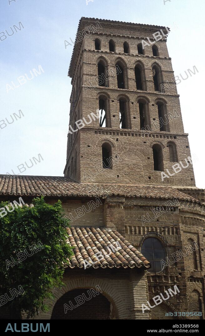 Arquitectura románica mudéjar. Iglesia de San Lorenzo. Edificada en la primera mitad del siglo XIII, en el estilo "románico del ladrillo". Vista de la torre, con cuatro cuerpos de planta cuadrada. Sahagún. Provincia de León. Castilla-Léon. España.