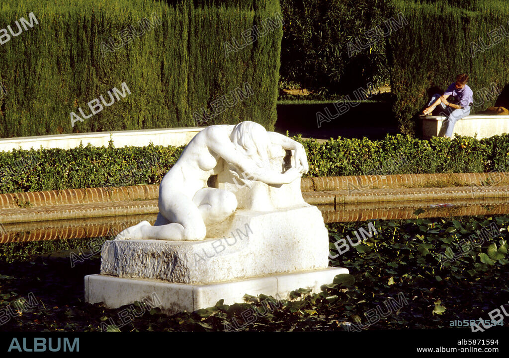 Parque de la Ciutadella, escultura El Desconsuelo, (Desconsol) de J. Llimona (modernista).