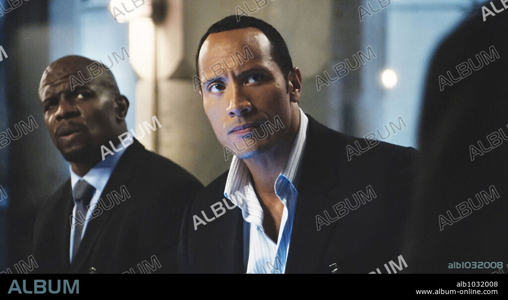 DWAYNE "THE ROCK" JOHNSON and TERRY CREWS in GET SMART, 2008, directed by PETER SEGAL. Copyright MAD CHANCE/MOSAIC MEDIA GROUP/ROAD REBEL/VILLAGE ROADSHOW P.
