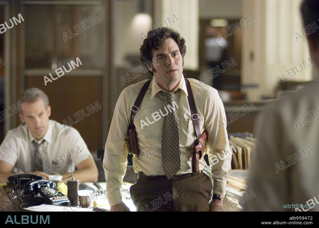 ANTHONY EDWARDS y MARK RUFFALO en ZODIAC, 2007, dirigida por DAVID FINCHER. Copyright WARNER BROS. PICTURES / MORTON, MERRICK.
