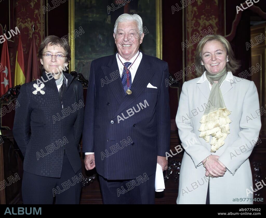 Madrid, 02/04/2003. Entrega de la Medalla de Oro de Madrid al diario ABC con motivo de su centenario. En la imagen, el presidente de Honor, Don Guillermo Luca de Tena, con sus hijas, Catalina y Soledad Luca de Tena.