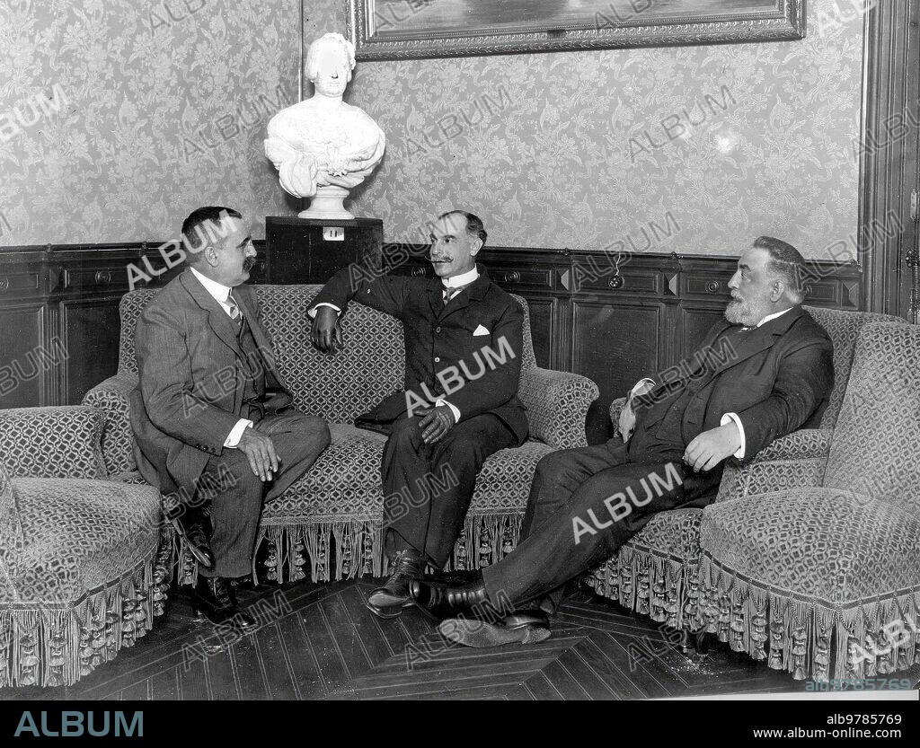 11 agosto 1910. El gobierno y el ministro de España en Marruecos. Los Sres. Canalejas (1) y Calbeton (2) Conferenciando ayer mañana en el ministerio de estado con el representante de España en Marruecos, Sr. Merry del Val (3).