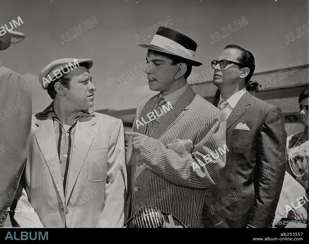 CANTINFLAS en SUBE Y BAJA, 1959, dirigida por MIGUEL M. DELGADO.