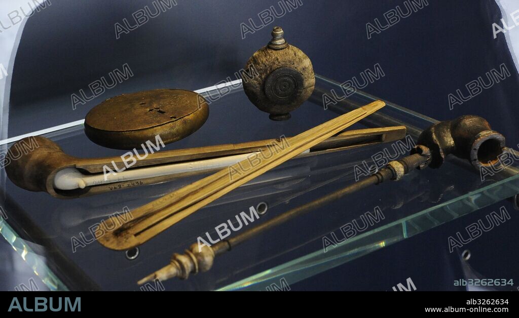 Pipas de tabaco. Una de ellas protegida con una caja-funda. Museo Maritimo. Oslo. Noruega.