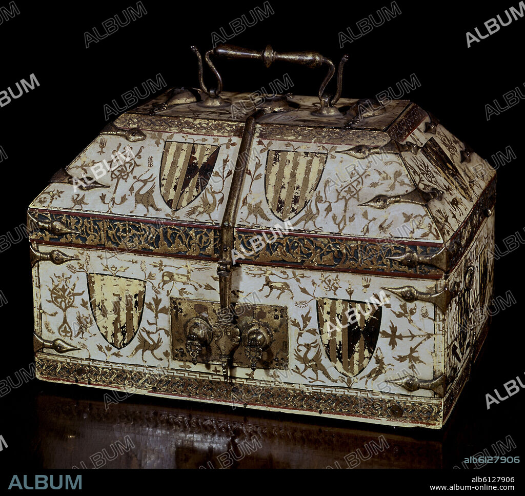 ARQUETA DE MADERA CHAPADA EN MARFIL CON INSCRIPCION ARABE Y ESCUDO DE ARMAS DE ARAGON Y CATALUÑA PROCEDENTE DE SEGORBE - SIGLO XIV.