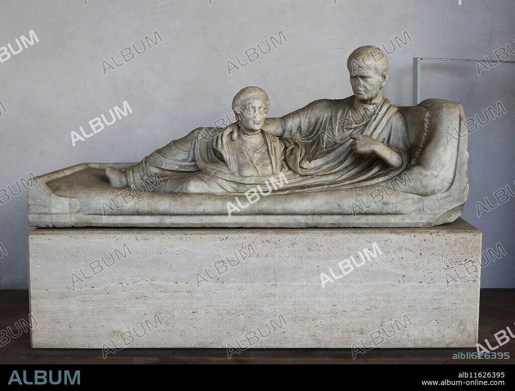 Kline funerary monument, on which the deceased is lying, wearing a toga and holding a bust of a dead woman. Marble. 1st century AD. Rome, formerly in Palazzo Rondanini.