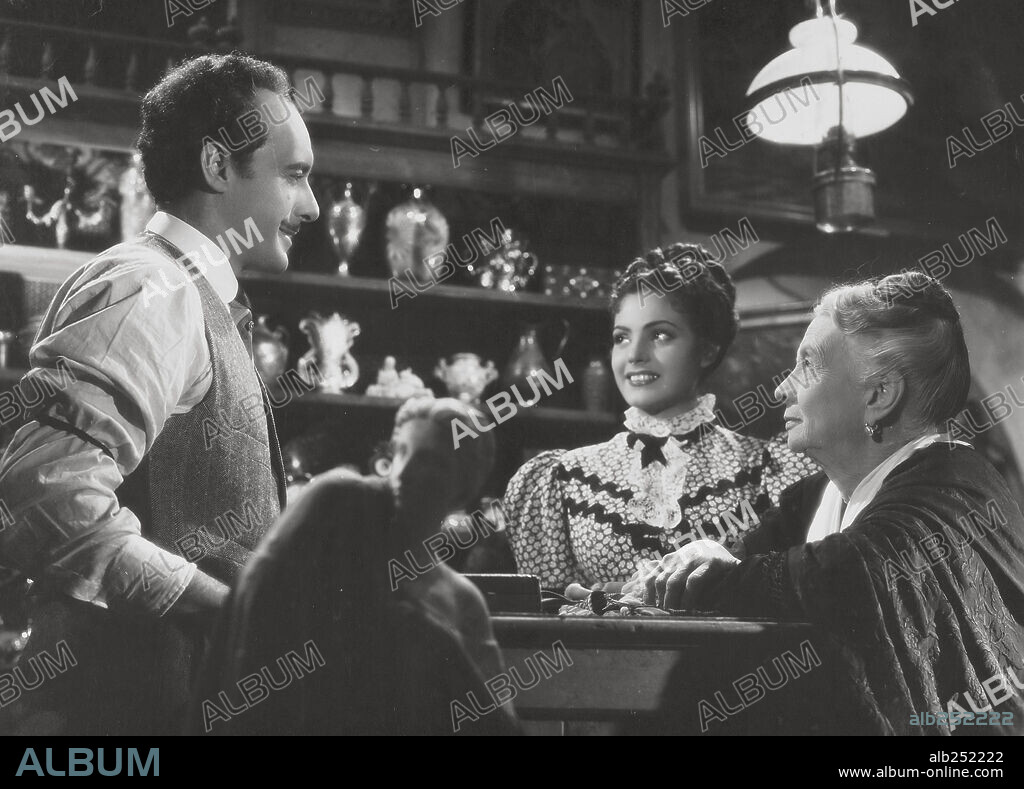 CARMEN SEVILLA y TOMAS BLANCO en LA REVOLTOSA, 1950, dirigida por JOSE DIAZ MORALES.