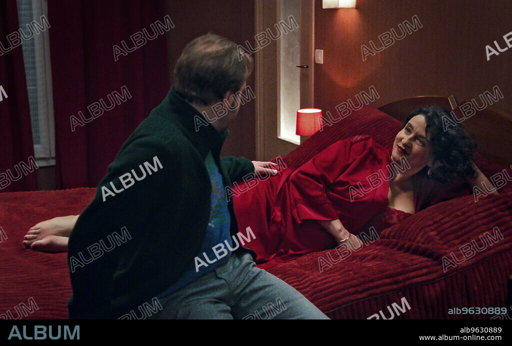 JEAN-CHARLES CLICHET y NOEMIE LVOVSKY en UN HEROE ANONIMO, 2022 (VIENS JE T'EMMENE), dirigida por ALAIN GUIRAUDIE. Copyright CG CINEMA.