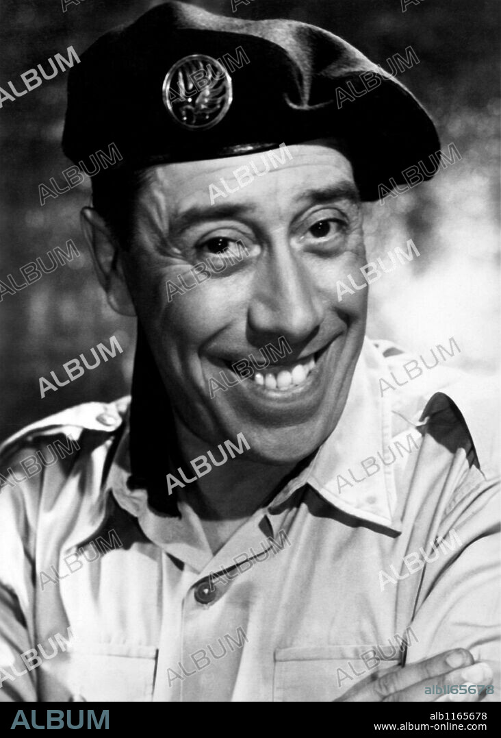 FERNANDEL dans UNIFORMES ET GRANDES MANOEUVRES, 1950, réalisé par RENE LE HENAFF. Copyright SOCIETE FRANÇAISE DE CINEMATOGRAPHE (SFC).