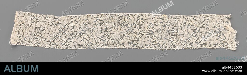 Strip of bobbin lace with a wave of a fan-shaped flower and feathered leaf, Strip of natural-colored bobbin lace, Binche lace. The repeating pattern consists of a curved flower stem with an upwardly fan-shaped flower, from which a large feathered leaf rises that bends downwards. Between the successive loose waves that arise in this way, a tulip lies on the top of a curved stem. Below it is a loose flower along the bottom with five pointed petals on one side. The motifs are connected by a decorative ground, a snow ground. The motifs are made in linen with openwork edges. The top and bottom are straight finished, with the bottom provided with picots., anonymous, Southern Netherlands, c. 1720 - c. 1750, linen (material), Binche lace, l 31 cm × w 5 cm ×, 9.5 cm.