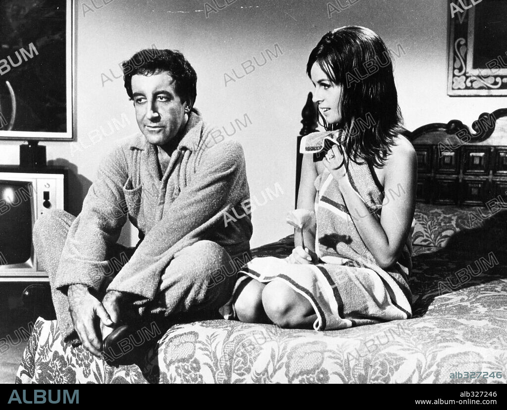 CLAUDINE LONGET y PETER SELLERS en EL GUATEQUE, 1968 (THE PARTY), dirigida por BLAKE EDWARDS. Copyright UNITED ARTISTS.