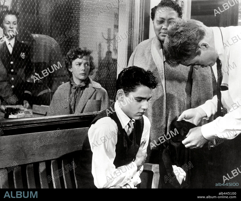 JAMES DEAN, NATALIE WOOD and SAL MINEO in REBEL WITHOUT A CAUSE, 1955, directed by NICHOLAS RAY. Copyright WARNER BROTHERS.