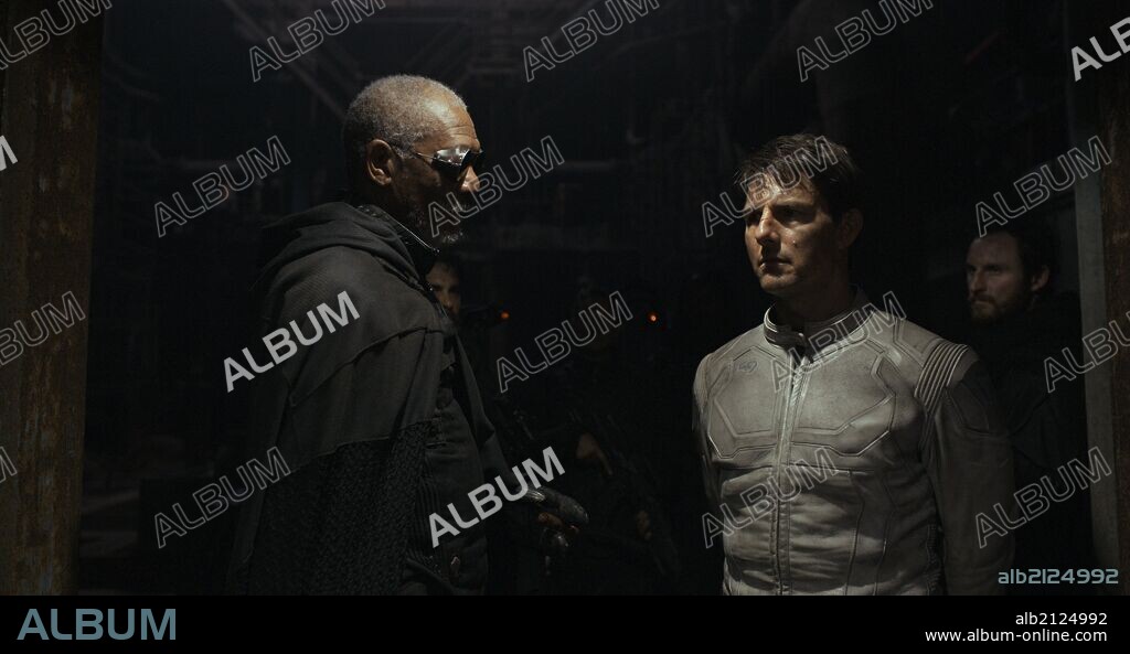 MORGAN FREEMAN, NIKOLAJ COSTER-WALDAU and TOM CRUISE in OBLIVION, 2013, directed by JOSEPH KOSINSKI. Copyright UNIVERSAL PICTURES.