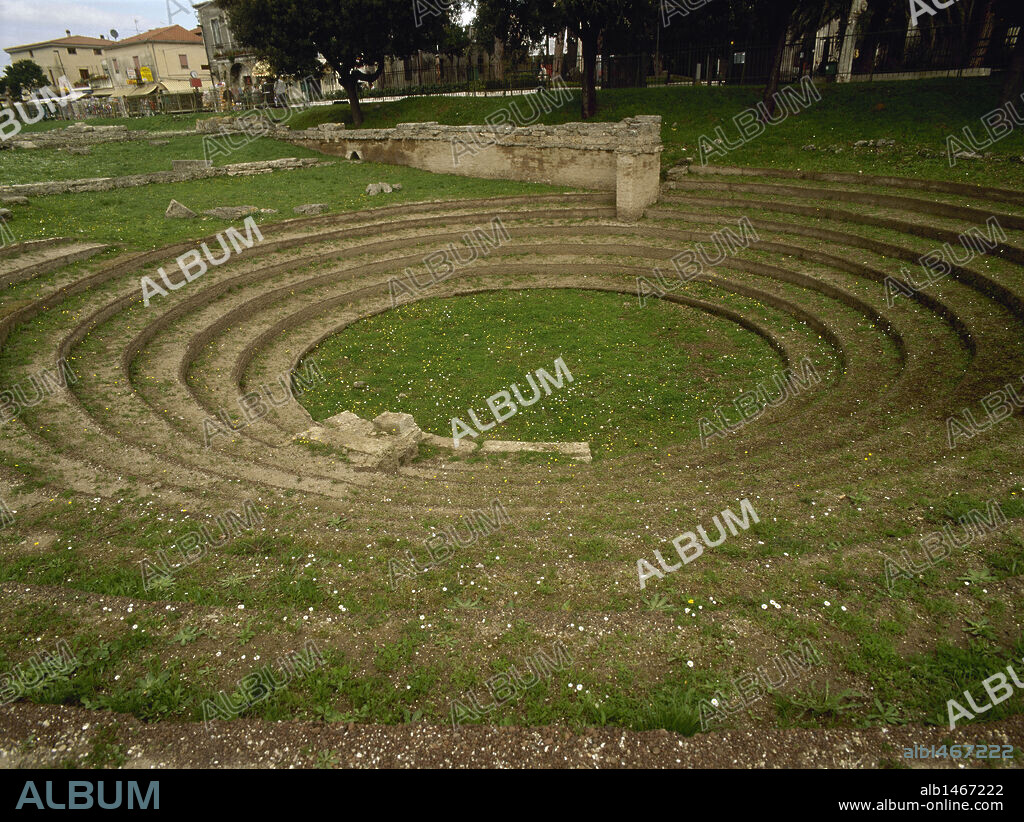 ARTE GRIEGO. MAGNA GRECIA. PAESTUM (antigua ciudad griega de Poseidonia o Posidonia). vista general de, EKKLESIASTERION, lugar donde ser realizaban las reuniones asamblearias de la ciudad. Provincia de Salerno. Campania. Sur de Italia. Europa.