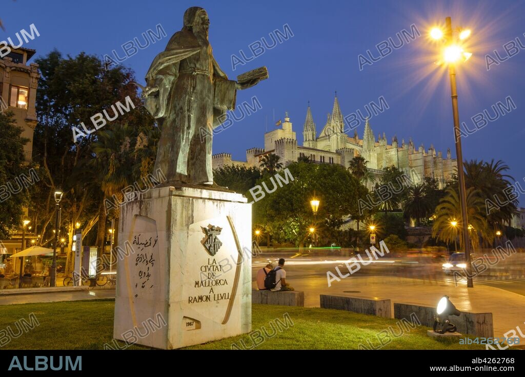 Monumento a Ramon Llull, paseo Sagrera, Palma, Mallorca, balearic islands, Spain.