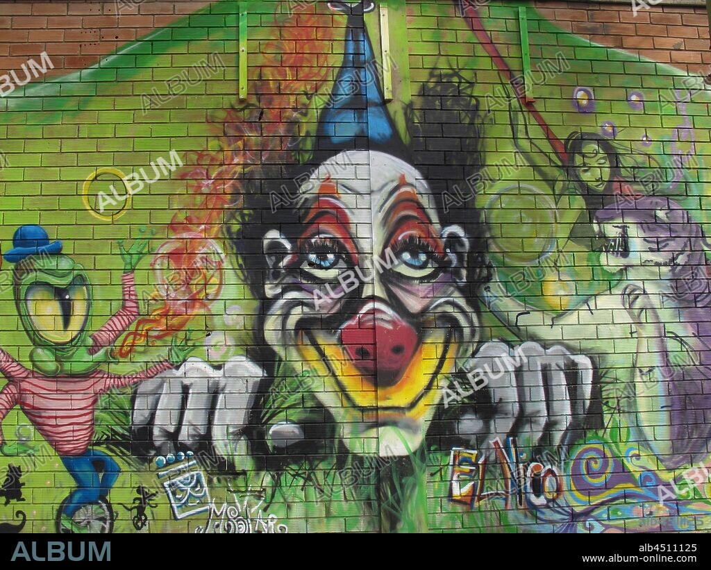 graffiti en aerosol de escena de circo y cara de payaso en primer plano; distrito San Martin de Barcelona, en 2014:.