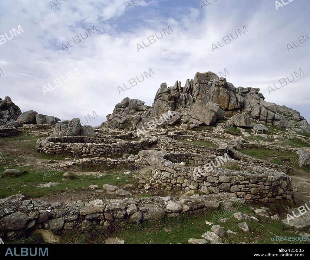 PERIODO CELTA-CULTURA DE LOS CASTROS. ESPAÑA. Desarrollada durante la última fase de la Edad del Bronce y la Edad del Hierro en la Meseta y el Oeste peninsular, se caracteriza por sus recintos fortificados de forma circular, provistos de uno o varios MUROS CONCENTRICOS. Vista general del CASTRO DE BAROÑA. Provincia de A Coruña. Galicia.