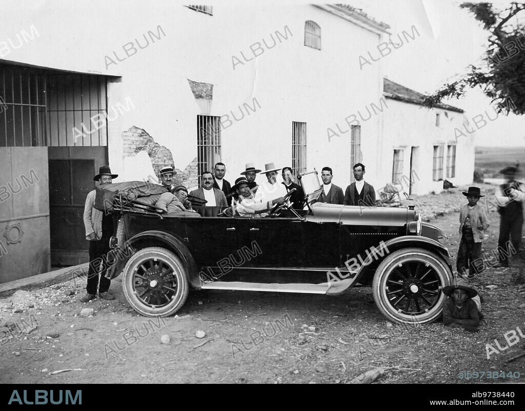 Cortijo de Juan Belmonte y su Automovil. 1928.
