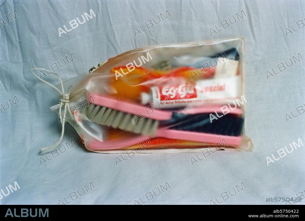Schuhe / Schuhpflege. Schuhpflege-Set der Firma Eg-Gü Dresden. DDR-Produkt, 1960er Jahre. Foto.