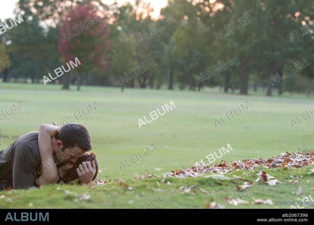 BEN AFFLECK and OLGA KURYLENKO in TO THE WONDER, 2012, directed by TERRENCE MALICK. Copyright REDBUD PICTURES.