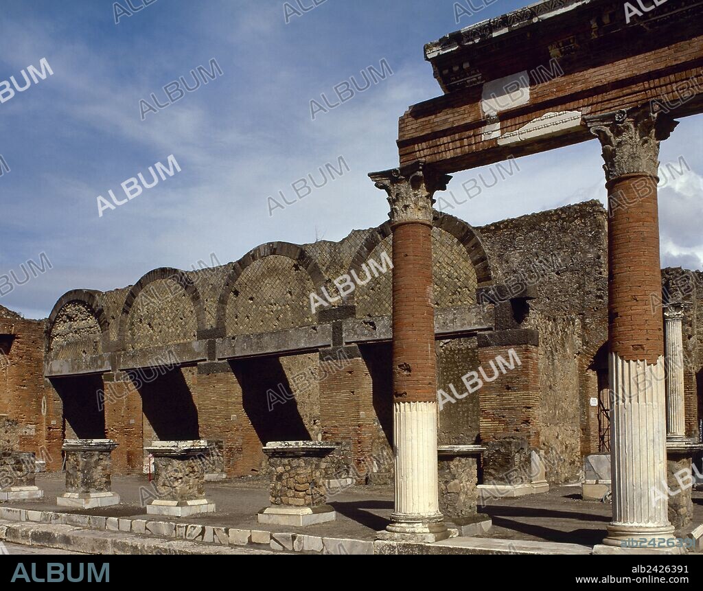 ARTE ROMANO. ITALIA. Vista parcial del pórtico, negocios y entrada al "MACELLUM" o MERCADO CUBIERTO de época imperial. Tenía grandes tiendas "OFFICINAES" en el interior que daba a una plaza de 37x27 m. y en el exterior que daban a la calle de los Augustalis y sobre el pórtico del Foro (Area del Foro). POMPEYA. Campania.