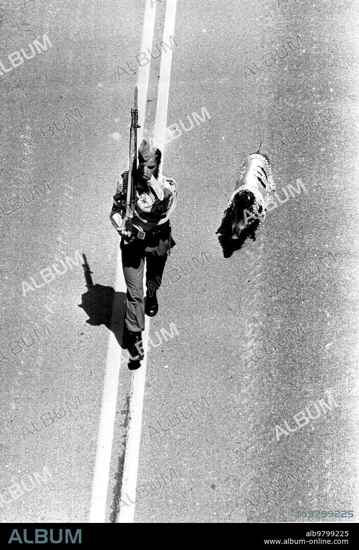 24 mayo 1975. Legionario con un Jabalí, en el desfile de la Victoria.