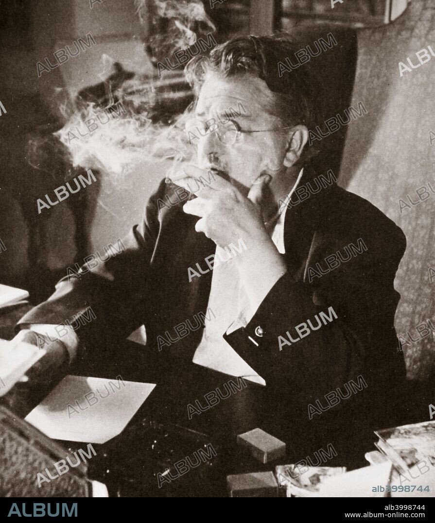 Alexander Woollcott, American critic, raconteur, and radio presenter, early 1930s. From 1929 until 1934 Alexander Humphreys Woollcott (1887-1943) wrote a column titled Shouts and Murmurs for The New Yorker magazine. Between 1933 and 1938 he presented 'The Town Crier', a radio show for CBS.